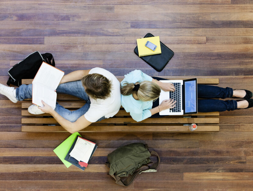 Studenti seduti con portatili