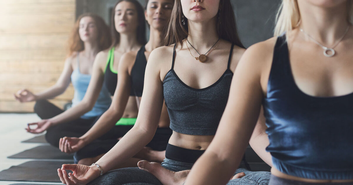 Abbigliamento per yoga e pilates: come vestirsi per praticare in modo  comodo - Donna Moderna