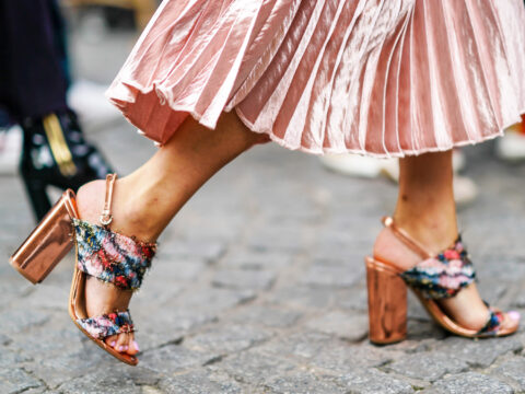 Block heels. Le scarpe con tacco largo sono perfette per affrontare l’estate a passo sicuro