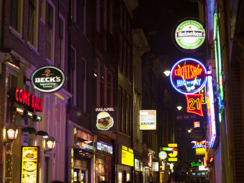 La sindaca di Amsterdam vuole togliere le prostitute dal centro