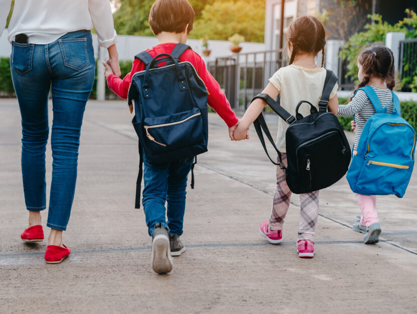 Mamma bambini scuola zaini