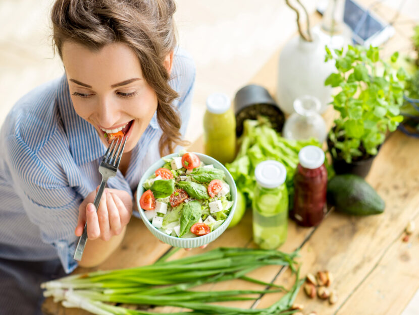 Ragazza tavola cibo sano