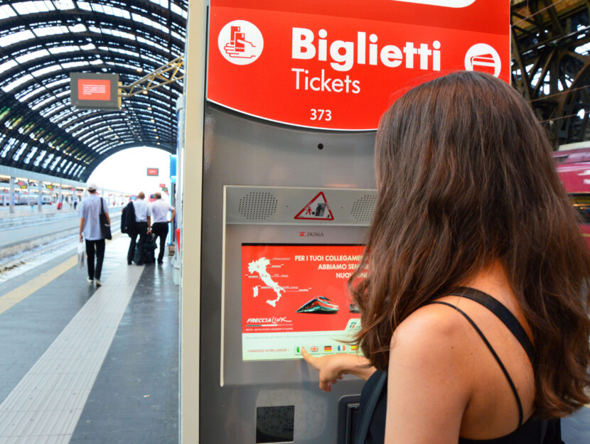 Trenitalia ragazza acquista biglietto