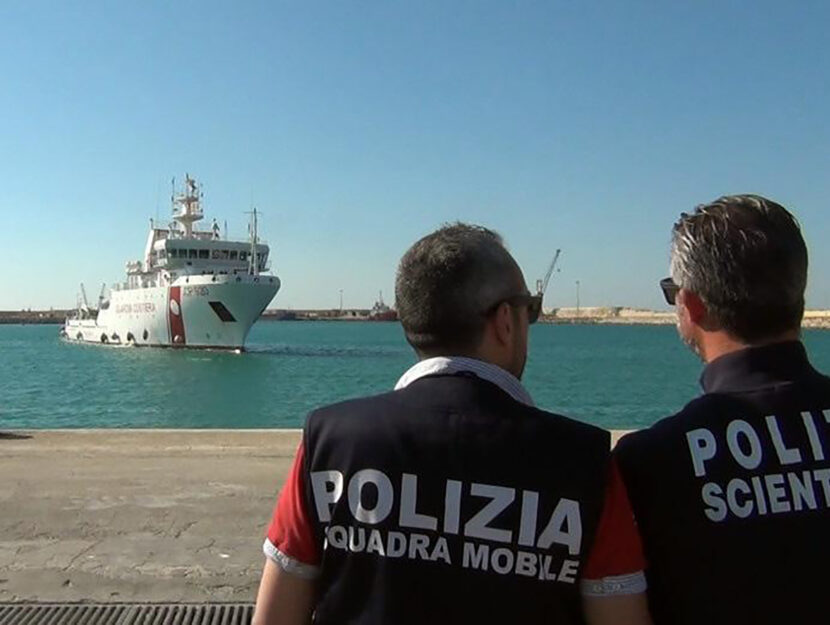 I migranti sulla nave Gregoretti sono scesi a terra il 31 luglio dopo 6 giorni a bordo. Foto ANSA/ 