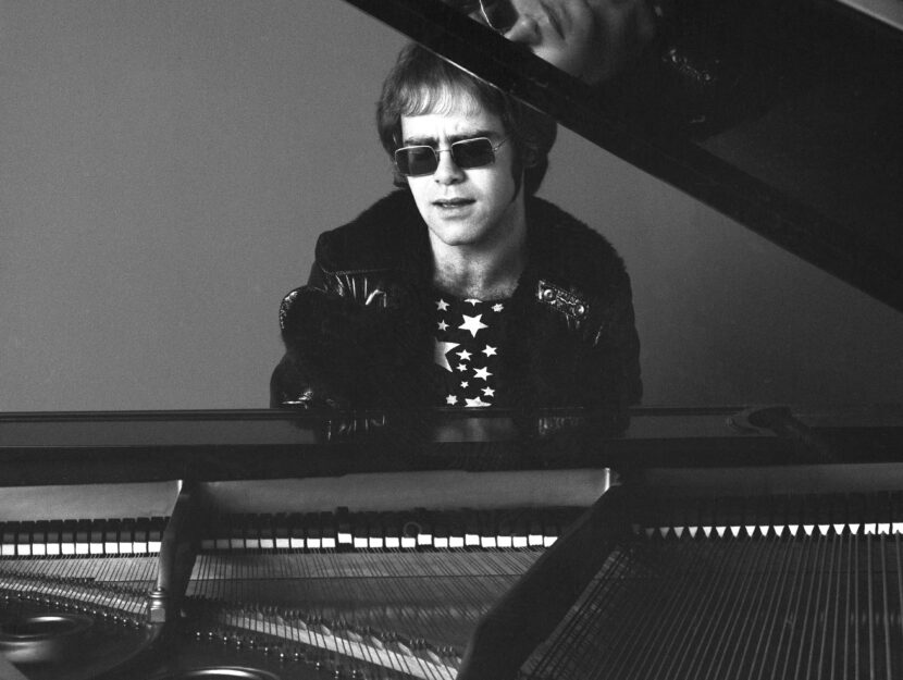 Elton John al pianoforte