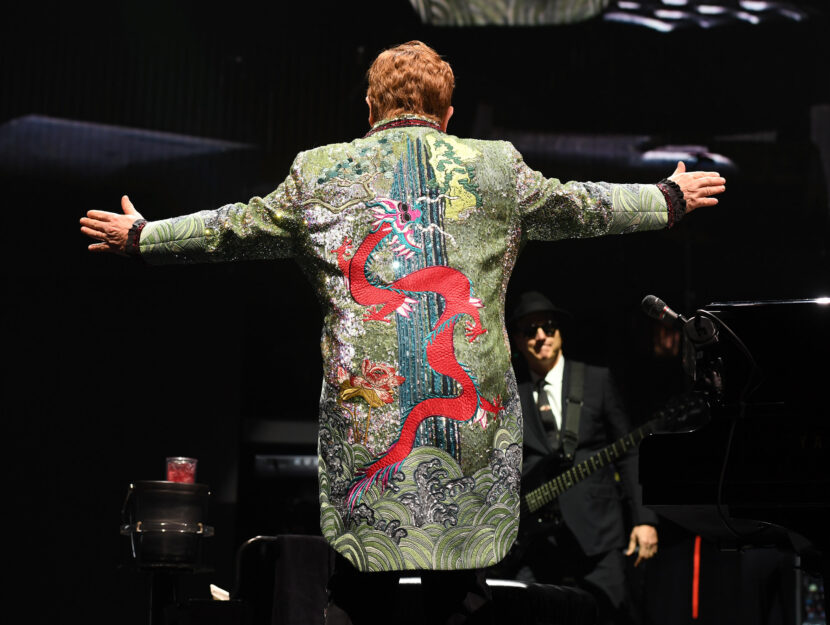 Elton John durante un concerto