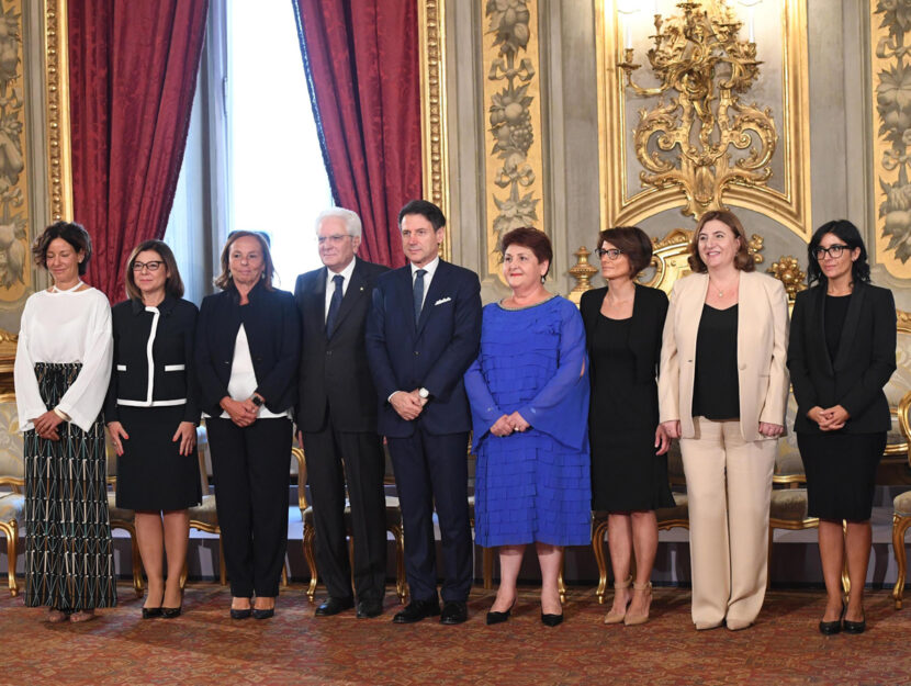 Il Presidente della Repubblica Sergio Mattarella e il premier Giuseppe Conte posano con le ministre 