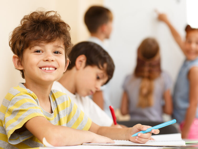 Studente in classe mentre scrive