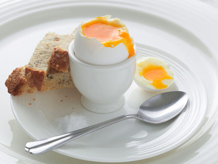 Uova alla coque per colazione bambini
