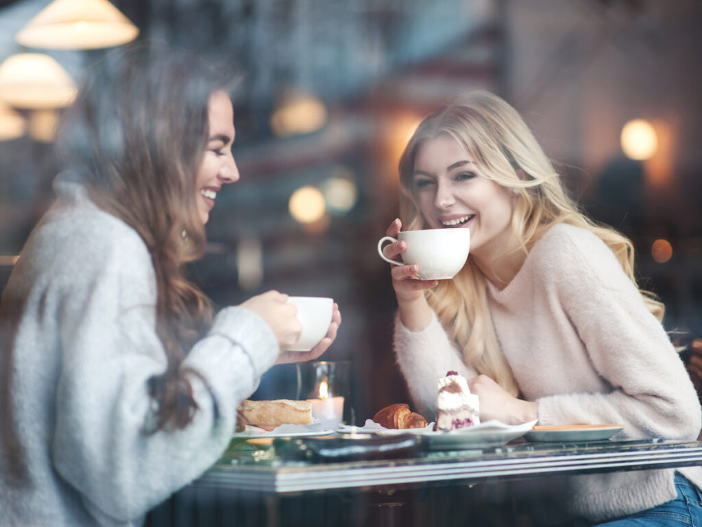 amiche al caffè