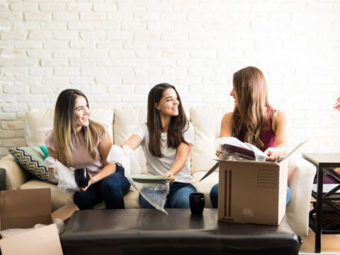 Andare a vivere con un’amica: pro e contro della convivenza con la tua BFF