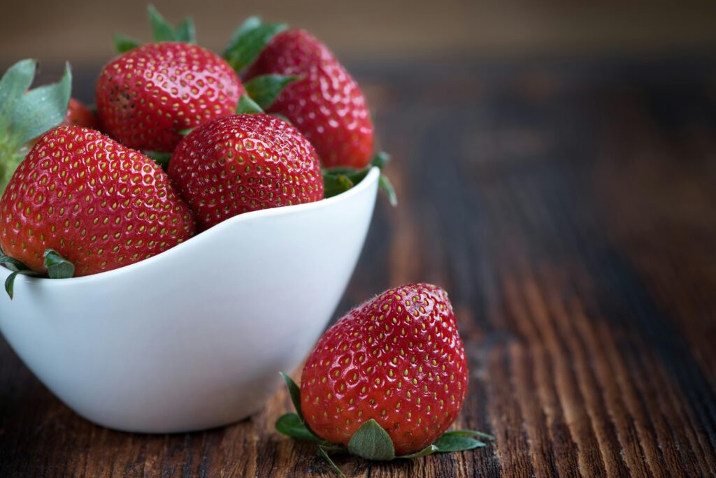 frutta e verdura di stagione fragole
