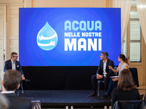 Acqua nelle nostre mani: l’impegno di Finish contro lo spreco di acqua