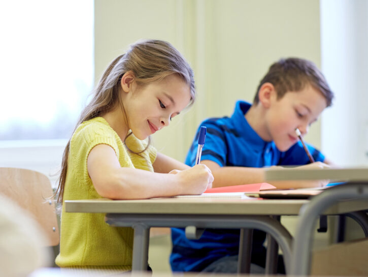 Scuola, le nuove regole per banchi, turni, mense