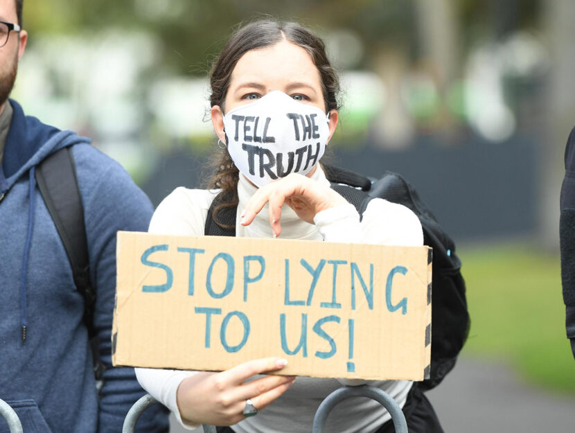 Una manifestante di Extinction Rebellion a Melbourne, in Australia. Foto ANSA