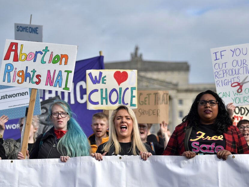 Una manifestazione in favore dell'aborto a Belfast, 21 ottobre 2019. Foto Charles McQuillan/Getty Im