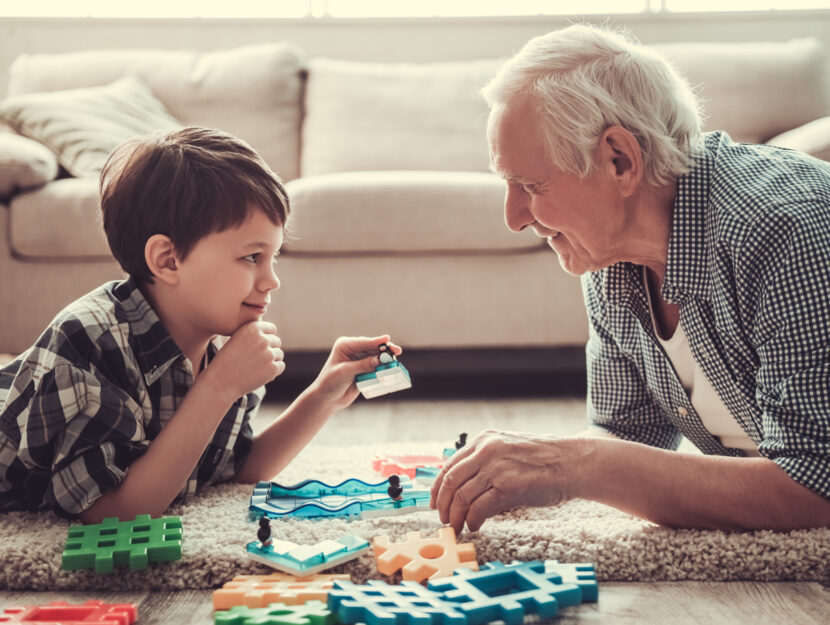 Nonno nipote gioco divano