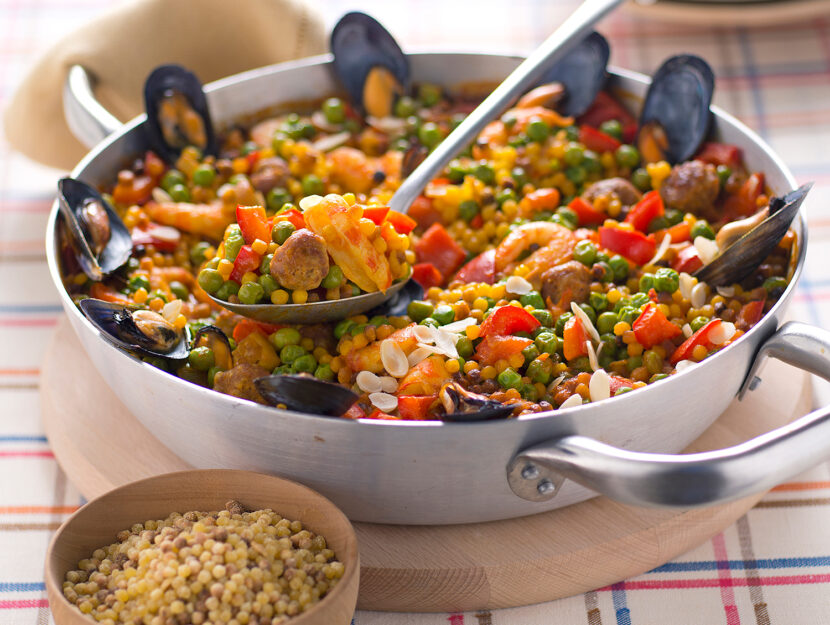 Paella di fregola con pollo e frutti di mare