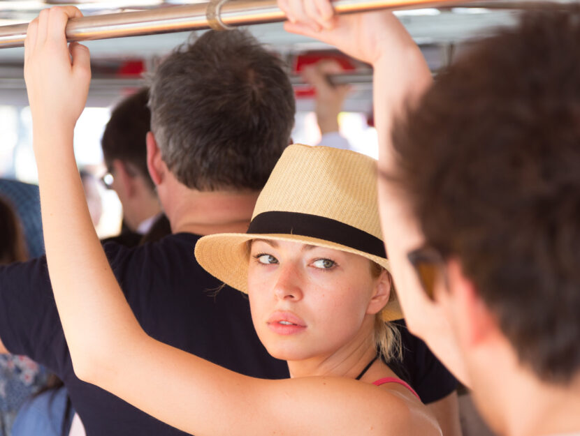 Ragazza autobus con cappello