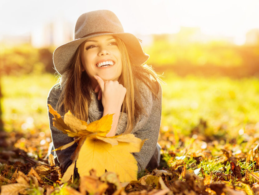 Ragazza autunno prato