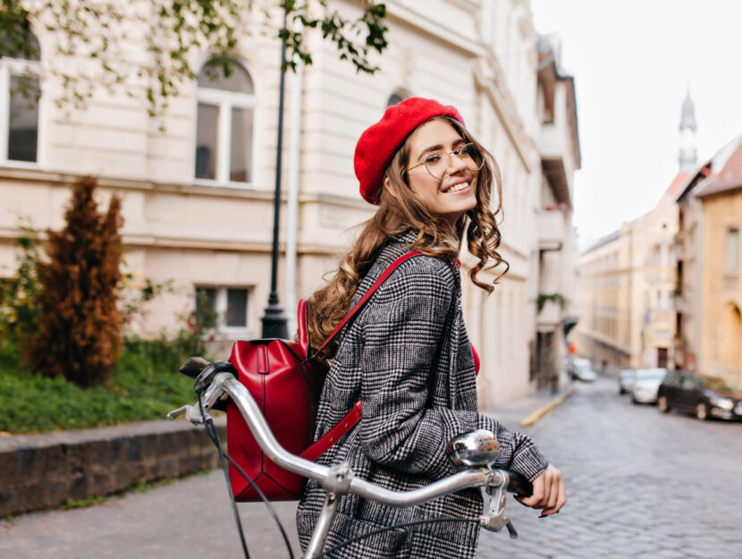 Ragazza bici citta cappello rosso