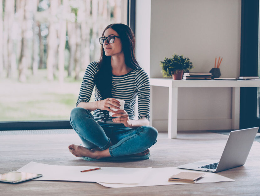 Ragazza lavoro smart working casa