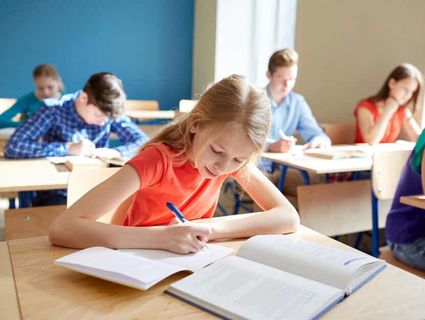 Bambini scuola compiti lezione