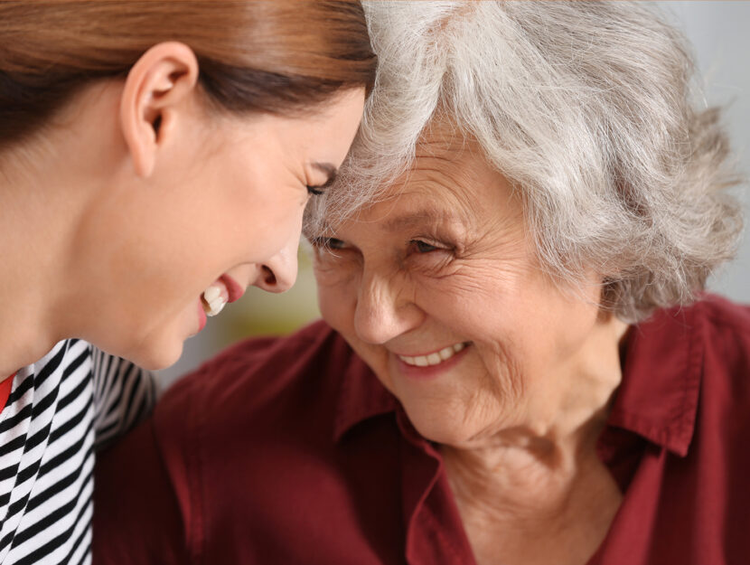 Figlia con madre anziana