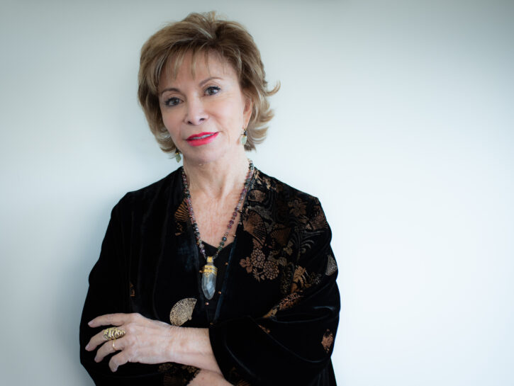 Isabel Allende:  «Vi racconto  il mio Cile, generoso e arrabbiato»