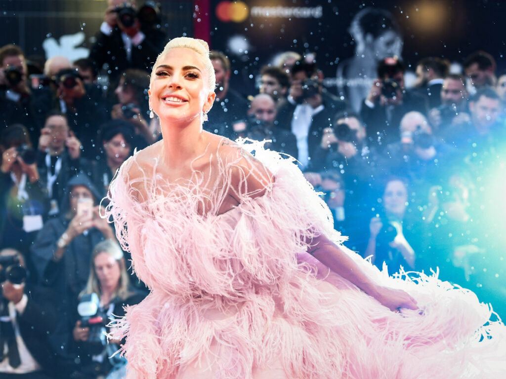 Lady Gaga e l'abito con le piume di Valentino Haute Couture