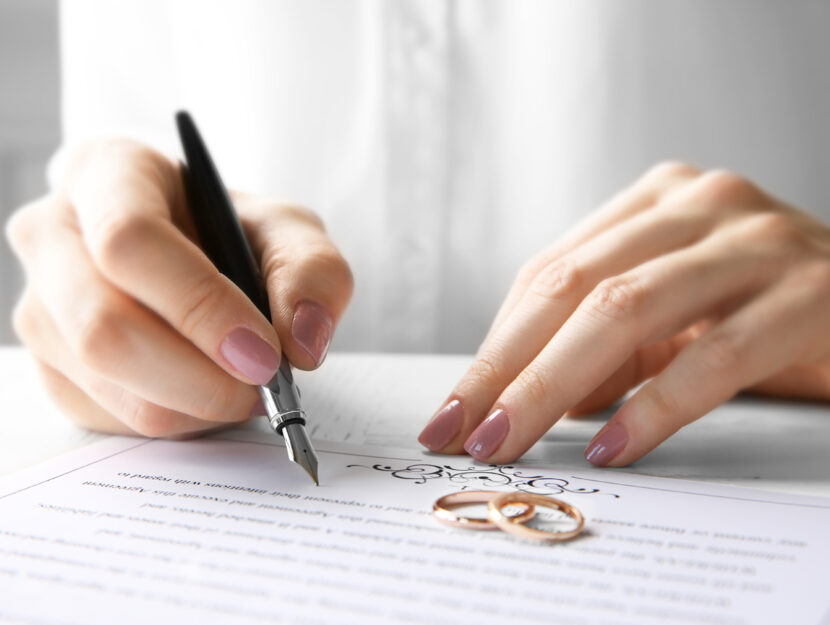 Matrimonio nozze donna firma mani penna