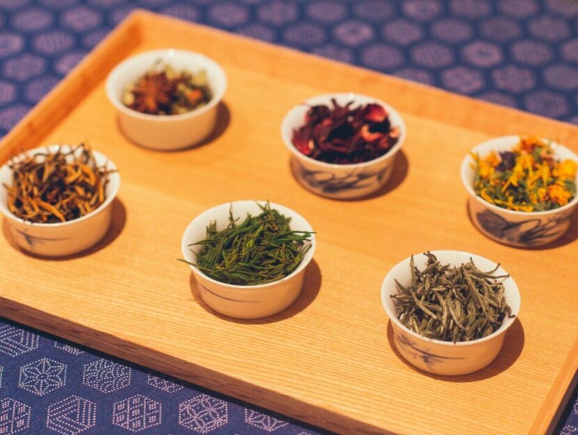 Piattini con sei diversi tipi di tè, infusi e tisane
