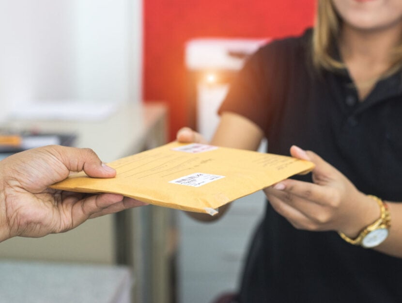 Posta consegna lettera postino donna