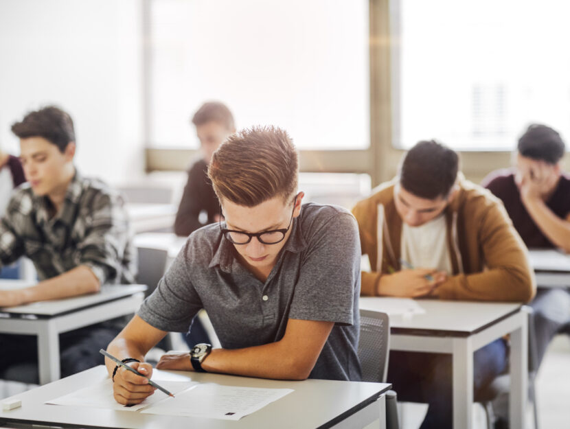 Ragazzi banchi di scuola