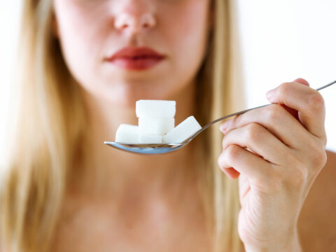 Cosa succede al tuo corpo se mangi troppi zuccheri? Ecco 10 segnali