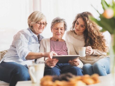 Noi, divise tra figli e genitori anziani