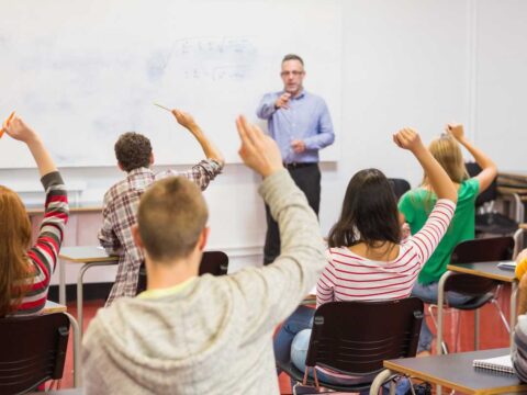 Scuola, prof reclutati tramite Facebook