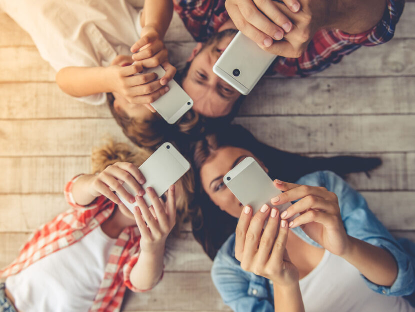 Famiglia adulti bambini smartphone