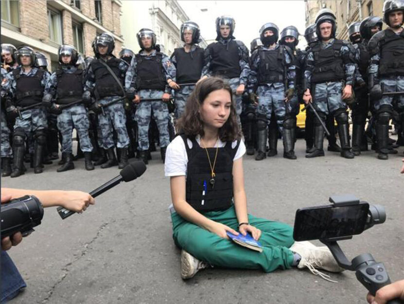 Olga Misik durante una protesta nell'agosto 2019