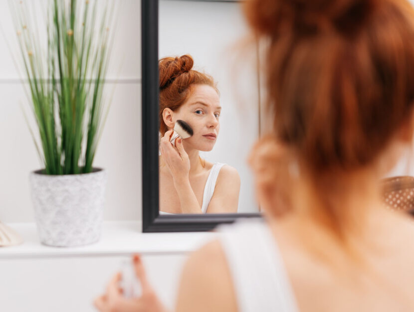 Ragazza capelli rossi trucco specchio