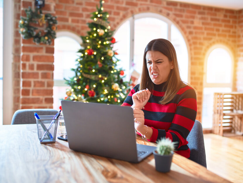 Ragazza schifo pc albero di Natale