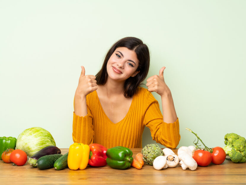 Ragazza tavola verdure