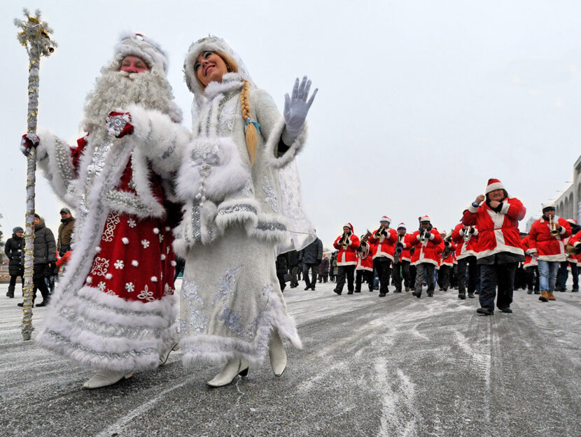 In Russia, la fata Snegurochka porta i doni la notte della Vigilia insieme al vecchio Nonno Gelo