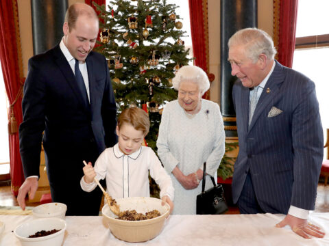 Il principe George prepara i dolci di Natale con la Regina