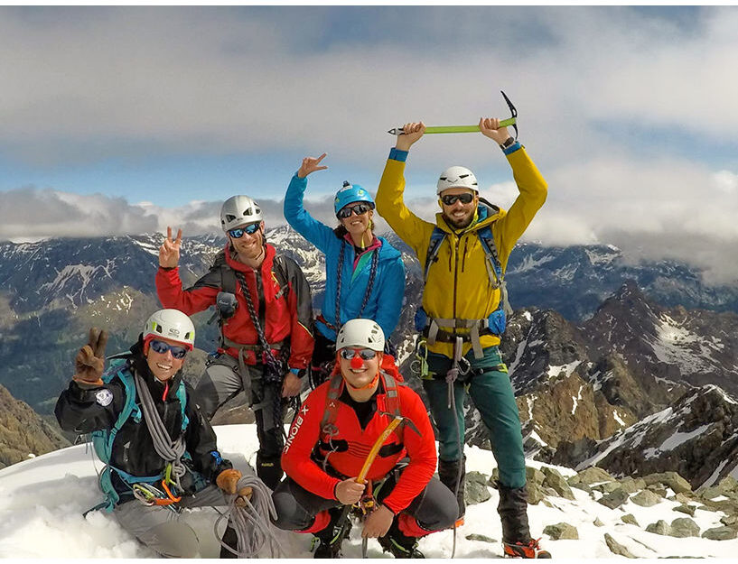 Un gruppo di scalatori con la guida Giulia Venturelli (la prima a sinistra)
