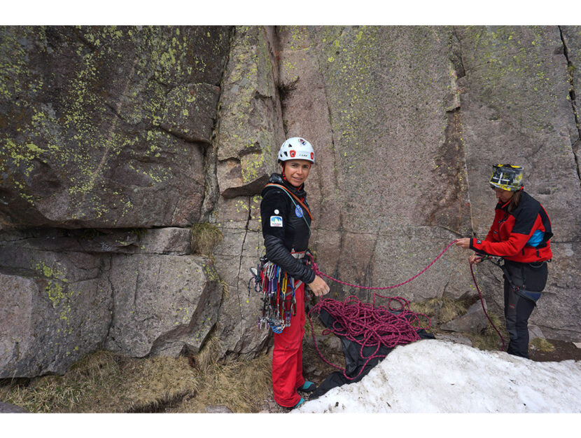 Marica Favè, ex campionessa di sci e guida sulle Dolomiti, si prepara con corde e imbragatura per a
