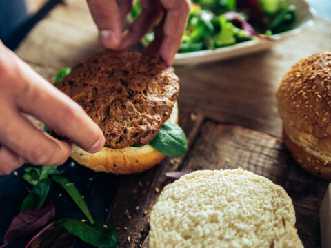 Non esiste solo il tofu: 10 cibi proteici vegetali alternativi alla soia da conoscere