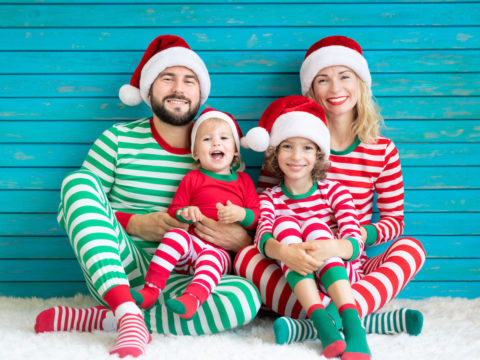 Un tuffo nell'atmosfera natalizia: pigiami e maglioni per tutta la famiglia
