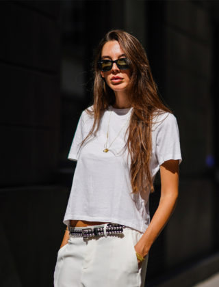 T-shirt bianca: il capo basic per antonomasia da comprare ora, online