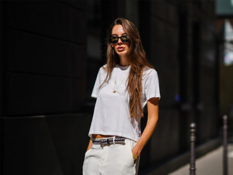 T-shirt bianca: il capo basic per antonomasia da comprare ora, online